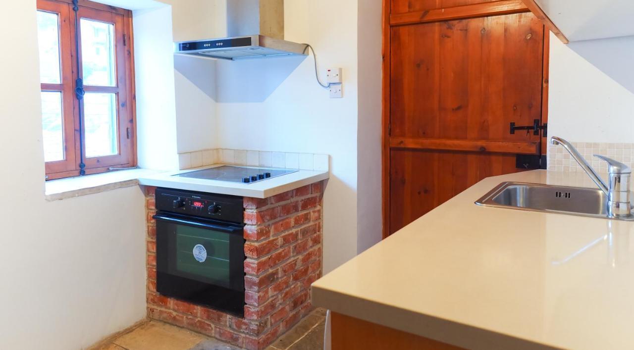 Zoes Traditional Apartments, Bed & Breakfast Larnaca Esterno foto
