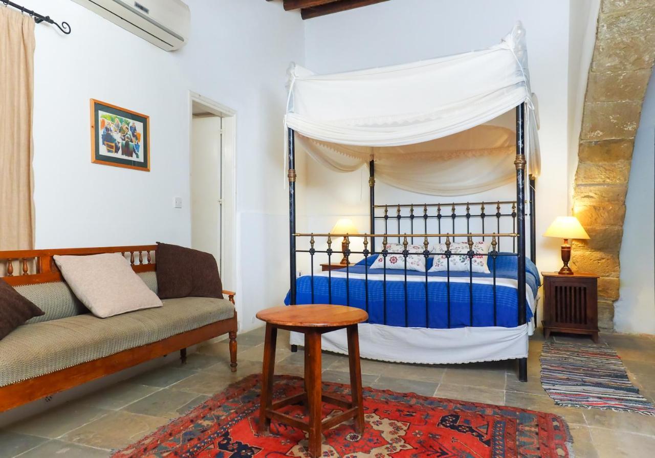 Zoes Traditional Apartments, Bed & Breakfast Larnaca Esterno foto