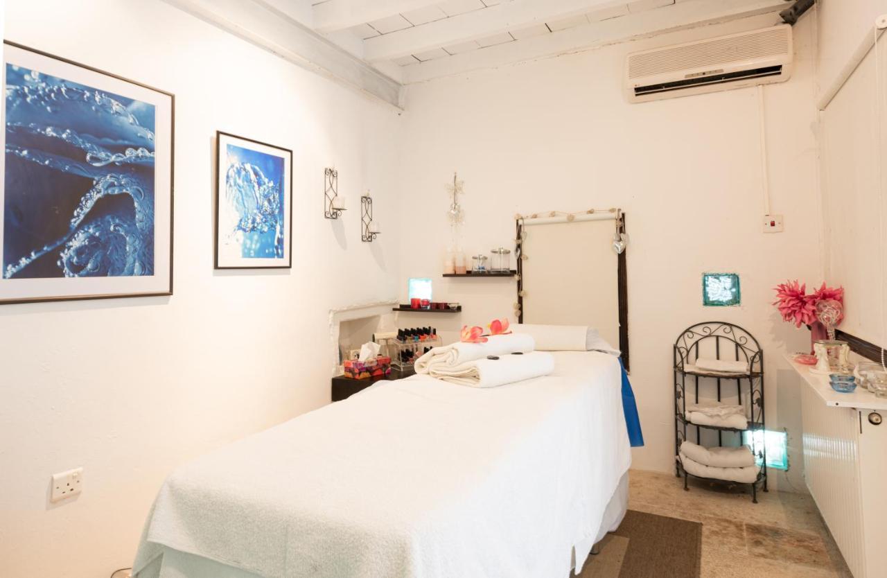 Zoes Traditional Apartments, Bed & Breakfast Larnaca Esterno foto